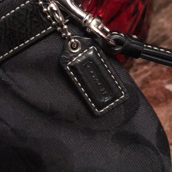 🆕 Black Coach wristlet. - Picture 6 of 8